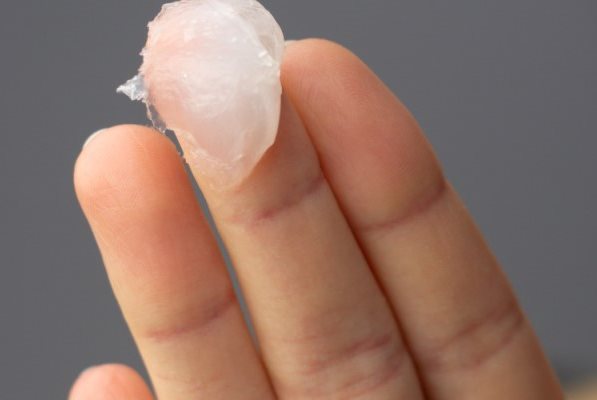 Eine Frau, die Slugging anwenden möchte und an ihrem Finger eine okklusive Salbe hat